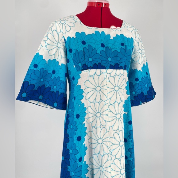 Stunning 1960s Blue & White Hawaiian Floral Flared Sleeve Maxi Sundress - Picture 7 of 16